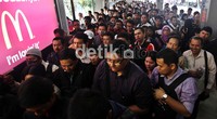 Ratusan pekerja yang akan masuk kerja saat turun dari kereta api di Stasiun Sudirman, Jakarta, Senin (27/8).