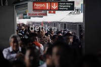 Stasiun kereta ramai dengan penumpung yang hilir mudik mengejar kereta.
