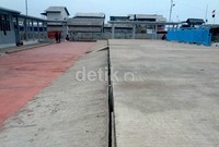 Pelabuhan tersebut menunjukkan sejumlah keretakan di dermaga dan penurunan tanah di bangunan kantor pelabuhan. (Prins David Saut/detikcom).