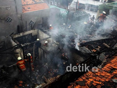 7 Rumah Ludes Terbakar di Sawah Besar