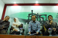 Delegasi Fraksi PKS DPR untuk Rohingya Nurhasan Zaidi, Ledia Hanifa Amaliah, Hidayat Nurwahid, dan Sohibul Iman memberikan keterangan pers terkait misi diplomatik ke Myanmar di Gedung DPR, Jakarta. (Humas PKS).