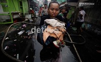 Warga berusaha menyelamatkan barang-barang mereka.