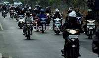 Ribuan kendaraan melintas di sepanjang Jalan Inspeksi Kalimalang. Pada hari Senin (27/08), semua warga Jabotabek mulai beraktifitas kembali.