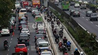 Kemacetan yang parah, membuat sepeda motor kembali menyalahi aturan dengan menerobos Busway di Jalan Gatot Soebroto.