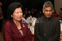 Menparekraf Mari Elka Pangestu berbincang dengan sutradara Rumah Di Seribu Ombak Erwin Arnada. (Gusmun/detikcom).