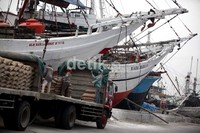 Aktivitas bongkar muat barang di Pelabuhan Sunda Kelapa masih terlihat sepi.