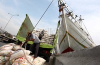 Hanya ada beberapa pekerja yang melakukan aktivitas di pelabuhan tersebut.