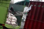 Aktivitas Bongkar Muat di Sunda Kelapa Masih Sepi