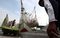 Aktivitas bongkar muat yang biasanya ramai tampak sepi.