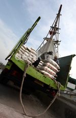 Aktivitas Bongkar Muat di Sunda Kelapa Masih Sepi