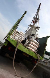 Para pekerja melakukan aktivitas bongkar muat barang di Pelabuhan Sunda Kelapa, Jakarta Utara.