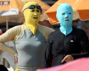 Face-Kini, Baju Renang dengan Topeng Jadi Tren di China