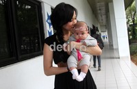 Fanny Fabriana datang ditemani sang buah hati, Kimora saat mengisi acara DahSyat di studio RCTI, Kebon Jeruk, Jakarta Barat, Senin (27/8/2012). Gus Mun/detikHOT.
