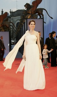 Dengan efek tertiup angin, Anne Hathaway tampak seperti seorang Dewi dibalut gaun putihnya saat menghadiri premiere Devil Wears Prada di Venice Film Festival ke-63 yang digelar di Venice, Italy. MJ Kim/Getty Images.