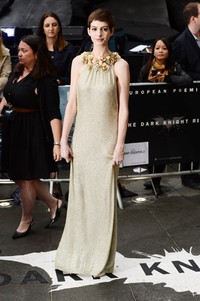 Walaupun dengan gaya rambut yang super pendek, perempuan bernama lengkap Anne Jacqueline Hathaway itu tetap terlihat anggun dibalut gaun krem yang disentuh dengan hiasan bunga di bagian leher saat menghadiri premiere The Dark Knight Rises di London, Inggris, pada 18 Juni 2012. Ian Gavan/Getty Images.