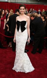 10 Gaya Anne Hathaway di Red Carpet