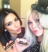 Kekasih Kanye West itu tampak memakai cincin bertuliskan CRAY dan temannya memakai cincin KimYe. (dok. Instagram)