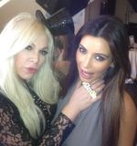 Kim Kardashian Pamer Cincin KimYe