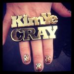 Kim Kardashian Pamer Cincin KimYe