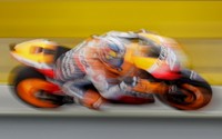 Pedrosa tampak sabar menguntit Lorenzo. Dan ntuk pertama kalinya berhasil menyalip lawannya itu di trek lurus menjelang sebuah tikungan di lap 12. Setelah itu, di sisa 10 lap, pertarungan mereka menjadi lebih menjanjikan. (Foto: REUTERS/David W Cerny)
