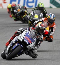 Di pertengahan lap terakhir, Lorenzo melakukan manuver sangat jitu dan berani. (Foto:REUTERS/Petr Josek)