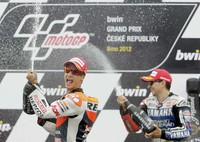Pedrosa merayakan kemenangannya dengan sampanye. Akan tetapi itu belum membuatnya menyalip Lorenzo di puncak klasemen sementara. Lorenzo, yang sudah naik podium teratas lima kali di musim ini, masih memimpin perolehan poin dengan nilai 245, unggul 13 angka dari Pedrosa.(Foto:  REUTERS/David W Cerny)