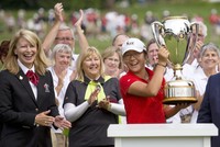 Lydia Ko mengangkat trofi kemenangan dengan sukacita. Lydia Ko dilahirkan di Korea Selatan 24 April 1997. Ia migrasi ke Selandia Baru ikut keluarganya dan memulai belajar golf. Pada usia 12 tahun, Ko sudah meraih kemenangan di level nasional.(REUTERS/Ben Nelms)