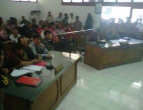 Ratusan Pendukung Eddy Rumpoko Hadiri Sidang Gugatan Putusan KPUD Batu