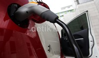 Pada sisi kanan terdapat slot untuk melakukan pengisian listrik sebesar 15 ampere, baterai MiEV bisa diisi dengan menggunakan colokan listrik di rumah selama 7-8 jam.