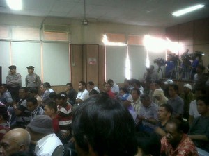 15 Polisi Berjaga di Ruang Sidang John Kei