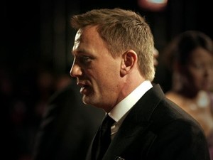 Roger Moore Sebut Daniel Craig Sebagai James Bond Terbaik
