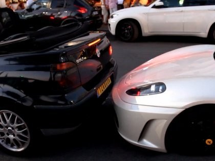 Duh, Susah Parkir Kakek Ini Tabrak Ferrari 4 Kali!