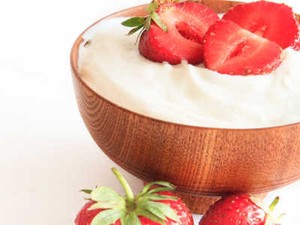 Yogurt dan Strawberry Camilan Sehat si Kecil