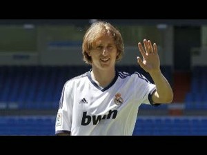 Modric Resmi ke Bernabeu