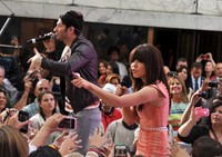 Penampilan Adam Young Owl City dan Carly Rae Jepsen di atas panggung. Theo Wargo/Getty Images.