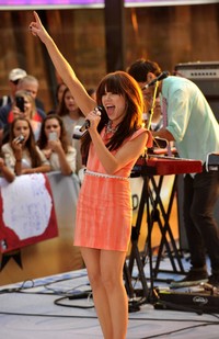 Penampilan enerjik Carly Rae Jepsen. Theo Wargo/Getty Images.