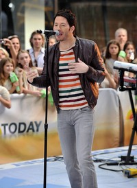 Aksi Adam Young Owl City saat tampil dalam acara NBCs Today di Rockefeller Plaza, New York. Theo Wargo/Getty Images.