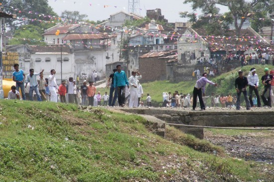 Busyet! Saling Lempar Batu Jadi Festival Tahunan di India