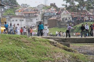 Busyet! Saling Lempar Batu Jadi Festival Tahunan di India