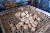 Tahu Lamping bentuknya sama seperti Tahu Sumedang dan sama-sama dikemas dengan keranjang anyaman. Namun ada yang membuat tahu ini berbeda. Tahu ini tidak kopong setelah matang, jadi lebih mengenyangkan (Fitraya/detikTravel)