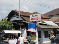 Ada banyak toko penjual Tahu Lamping, tapi yang menjadi favorit adalah Tahu Kopeci dan cabangnya Tahu Kopeci 2 yang berada di seberangnya. Tahu Kopeci paling menyedot perhatian wisatawan dibandingkan toko Tahu Lamping lainnya (Fitraya/detikTravel)
