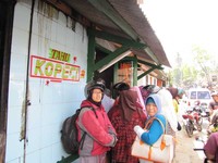 Suasana di Tahu Kopeci penuh sesak pengunjung. Tahu Kopeci paling menyedot perhatian wisatawan dibandingkan toko Tahu Lamping lainnya (Fitraya/detikTravel)