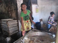 Model pembeliannya first come first served, yang datang duluan dilayani duluan. Saking lakunya, tahu yang baru keluar dari kuali besar tidak pernah lama-lama berada di tempat saji (Fitraya/detikTravel)
