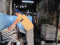 Dalam sehari mereka bisa membuat 3,5 kuintal tahu. Kalau Lebaran, penjualan bisa sampai 4,5 kuintal dan pasti habis. (Fitraya/detikTravel)