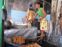 Tahu Lamping dihargai Rp 500 per biji. Biasanya pengujung membeli Rp 20.000 untuk 40 tahu yang memang pas memenuhi keranjang anyaman. Cabe rawit menjadi teman setia tahu ini. Sajian lain adalah susu kedelai yang dijual Rp 2.000 sekantung kecil ukuran 200 ml (Fitraya/detikTravel)