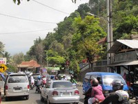 Tempat penjualan Tahu Lamping adalah 1 km setelah Masjid Agung Kuningan ke arah Ciamis. Ciri-cirinya gampang, tiba-tiba Anda akan terjebak kemacetan selepas Masjid Agung. Itulah daerah Lamping, atau tepatnya Jl Veteran, Kuningan (Fitraya/detikTravel)