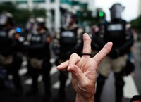 Para demonstrasi muncul dengan berbagai tema mulai dari serikat buruh dan gerakan Occupy Wall Street sampai kelompok berusiakan 30-an yang memrotes kandidat presiden Partai Republik Mitt Romney karena menaruh anjingnya di atas mobil dalam sebuah liburan keluarga.