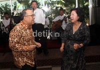 Menparekraf Mari Elka Pangestu dan Wamenparekraf Sapta Nirwandar menari poco-poco. (Gusmun/detikcom).