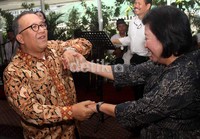 Menparekraf Mari Elka Pangestu dan Wamenparekraf Sapta Nirwandar menari untuk memeriahkan acara halal bihalal Kemenparekraf. (Gusmun/detikcom).