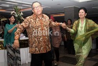 Tarian yang disuguhkan Wamenparekraf Sapta Nirwandar mengundang tawa pegawai Kemenparekraf yang menghadiri acara tersebut. (Gusmun/detikcom).